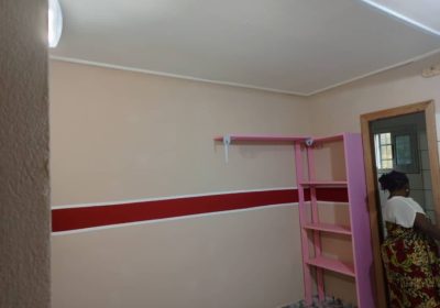 Chambre moderne nouvellement construit bien grand situé à ndogpassi 2