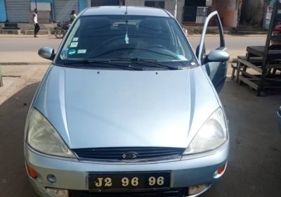 Chocho ford focus annee 2004 essence climatisation origine manuelle volant