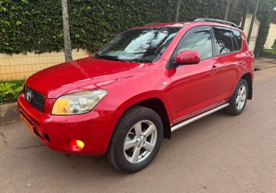 Voilà une TOYOTA rav4 année 2008 automatique volant direct première