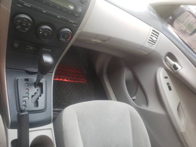 Toyota Corolla essence volant direct automatique – Buea